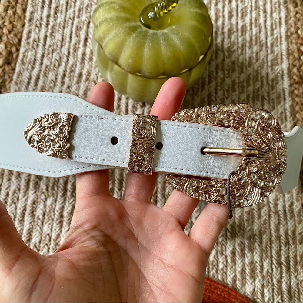 VINCE CAMUTO Elegant White Belt with Western Gold Buckle - Picture 2 of 13